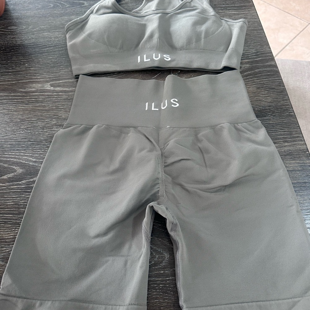 ILUS grey Seamless Sports Bra & High-Waist Shorts Set